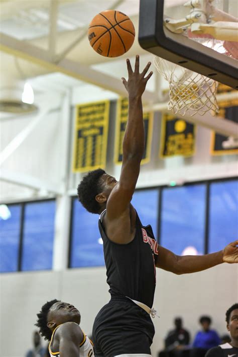Makhi Myles, a 6-foot-6 high school senior from Starkville, Mississippi, announced Monday afternoon on his social media that he has verbally committed to the Shockers men’s basketball team.. 