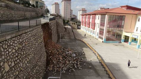 Malatya’da okulun istinat duvarı çöktüs