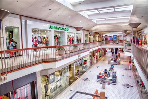 Prices for leasing store space in a mall vary depending on location and market factors such as supply and demand. The national average mall retail space cost in 2015 was $41 per sq.... 