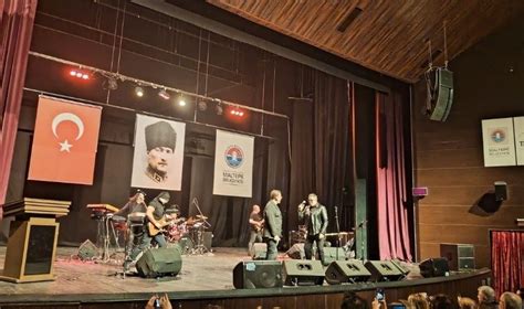 Maltepe''de müzik dolu bir akşam: Barış Manço ve Cem Karaca''nın eserleri yürekleri ısıttı!