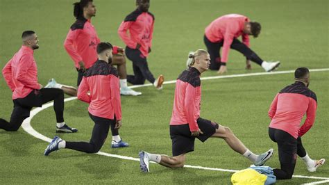 Man City changes typical pre-match routine in Champions League to get used to an artificial pitch