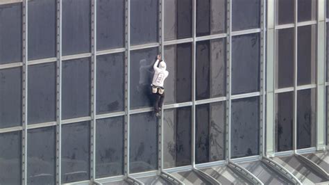 Man arrested after climbing Accenture Tower in Chicago