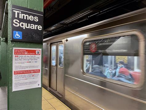 Man arrested after he pulls gun, fires 2 shots trying to prevent purse snatching on NYC subway