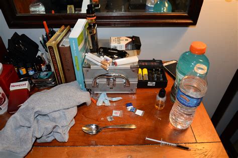 Man arrested on drug charges after 5 people found overdosed in home 