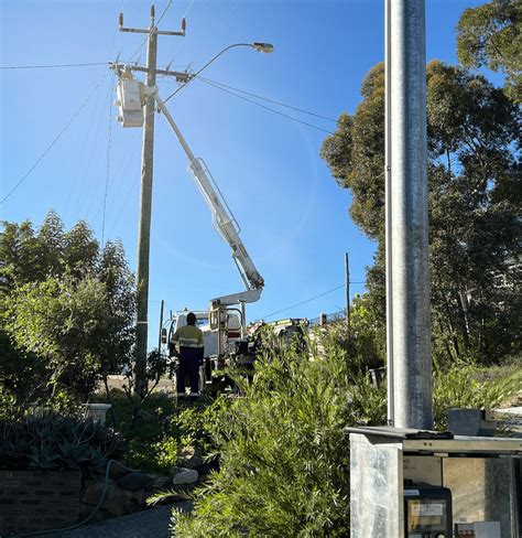 Man comes down from SF power pole after nearly 7 hours