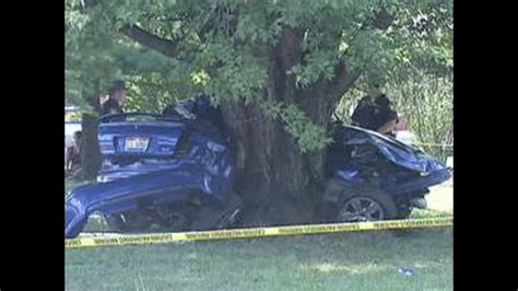 Man crashes car into tree after shooting in Garfield Park