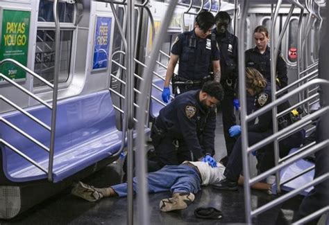 Man dies after being placed in a chokehold by a subway rider