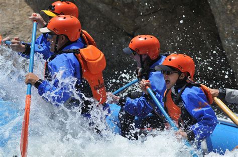 Man dies after falling out of boat in Royal Gorge