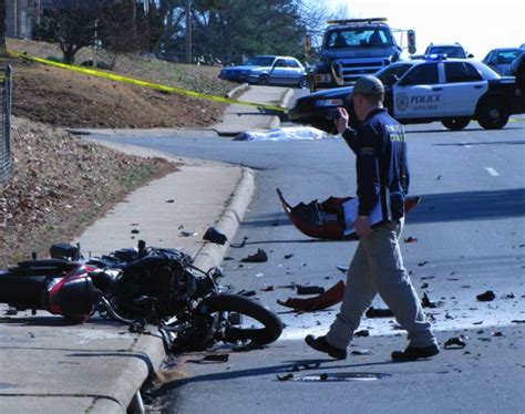 Man dies in motorcycle crash in Lakewood