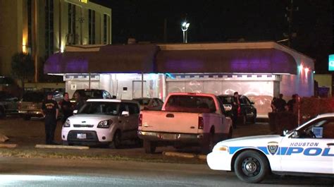 Man injured after shooting outside strip club in South Loop