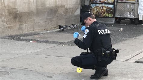 Man seriously hurt, suspect sought after downtown Toronto stabbing