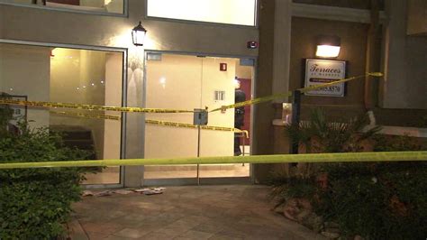 Man shot in apartment building lobby on South Side