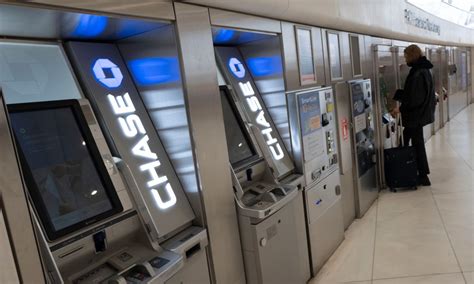 Man stabbed inside ATM vestibule at Chase Bank in Berkeley