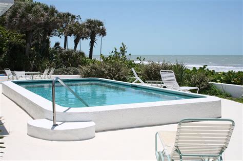 Manasota beach club. Sea Oats Beach Club provides guests with an outdoor heated pool, whirlpool spa, gas grills, two shuffleboard courts, bicycles, and a chickee deck overlooking the Gulf. The one-bedroom and two-bedroom units available at Sea Oats Beach Club capture the relaxed essence of Manasota Key with warm pastels and tropical prints. 