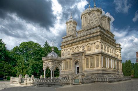 Manastirea curtea de arges.  Ansamblul cuprinde catedrala Descopera Mana...