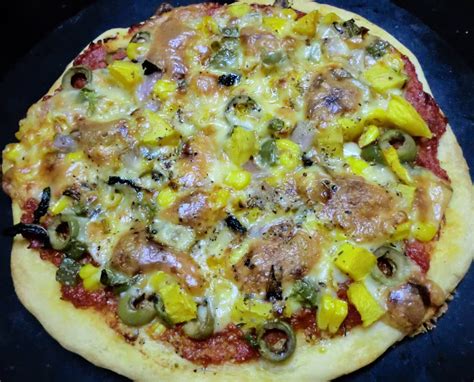 Mango pizza. Directions: Preheat the oven to 425 F. Lightly coat a 12-inch round baking pan with cooking spray. In a small bowl, mix together the peppers, onions, mango, pineapple, lime juice and cilantro. Set aside. Roll out dough and press into the baking pan. Place in the oven and cook about 15 minutes. Take the pizza 