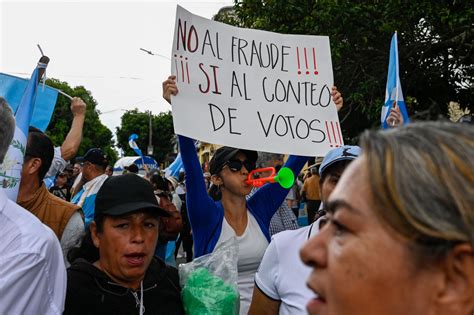 Manifestantes en Guatemala piden las renuncias de la fiscal general y del jefe de la Fiscalía Especial contra la Impunidad