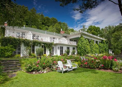 Manoir Hovey is a lakeside retreat with antique ambience and upscale cuisine, inspired by George Washington's Mount Vernon plantation. It offers spa, pool, tennis, golf and cross …