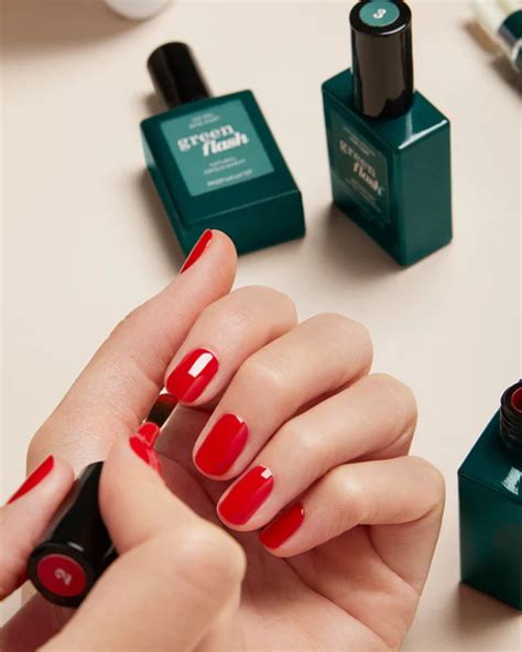 Manucurist. A gel nail polish that goes on in three essential steps: base coat, two coats of polish and top coat. Simple! And, of course, you need an LED lamp to dry it. Remove it in a flash with the Green Flash gel polish remover. All our products are made from clean, natural ingredients. 