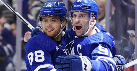 Maple Leafs bounce back, beat Lightning 7-2 to even series