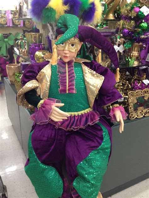 Get started with these 20 Mardi Gras decoration ideas for your party! Mardi Gras Decoration Ideas. 1. Beads. They're everywhere! Think purple, green, and gold. 2. Jester Hat. Let your guests make their own festive jester hat. All you'll need is construction paper, scissors, and glue. 3.. 