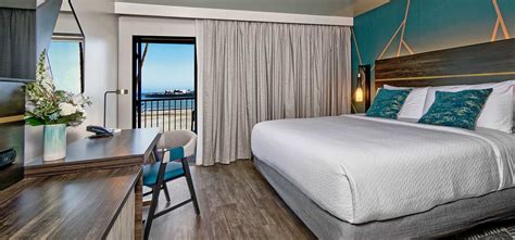 Marea Sol Hotel har en god beliggenhed i Santa Cruz og har udendørs swimmingpool, gratis wi-fi og terrasse..