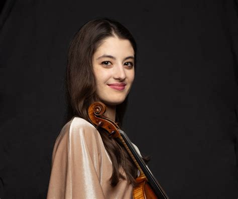 Maria duenas. In 2014 she was awarded a scholarship to study abroad by Juventudes Musicales Madrid and moved to Dresden to study at the Carl Maria von Weber College of Music. There she was soon spotted by violinist Wolfgang Hentrich and conductor Marek Janowsky, at whose invitation she would later make her debut as soloist with the San Francisco Symphony. 