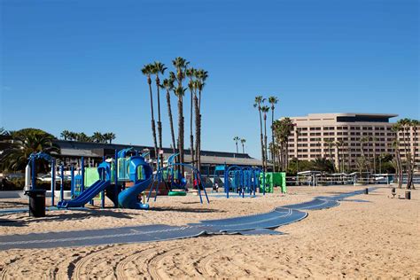 Marina del rey wave mound. On April 10, 1965 the marina was dedicated. 33.97949 -118.44026. 1 Marina del Rey Visitors Center, 4701 Admiralty Way, ☏ +1 310 305-9545. Open daily; closed Christmas, Easter, Thanksgiving and New Years Day. The visitor center is well staffed and provides free maps, brochures and suggestions for activities. 