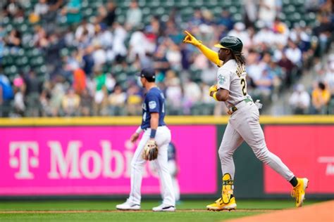 Mariners rally past A’s, 5-4, as Seattle finishes with best month in team history