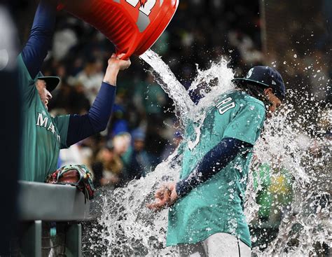 Mariners rally with 7 runs in 8th inning, top Astros 7-5