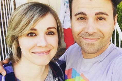 Mark rober divorce. Mark Rober explains his yearlong odyssey to break the world record for world's smallest Nerf gun five times, culminating in one made out of DNA that could pa... 