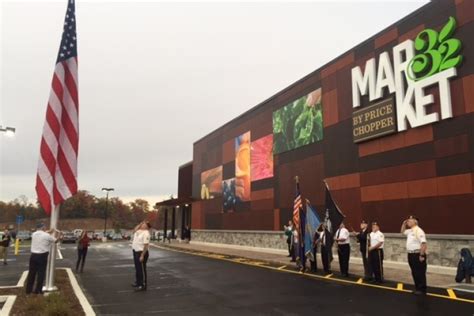 Oct 28, 2015. Golub Corp. on Wednesday opened its first ground-up Market 32 store in Sutton, Mass. The store is the fourth Market 32 to open since Golub, operator of the Price Chopper chain .... 