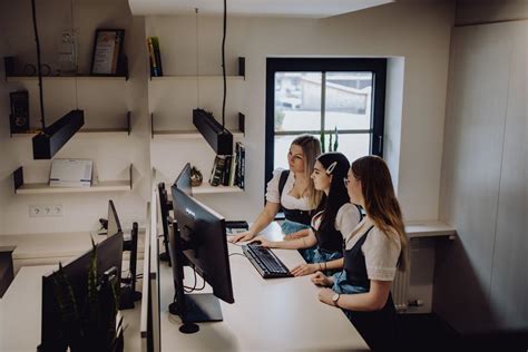 Marketing assistent remote.  The Director regularly develops ideas, course content a...