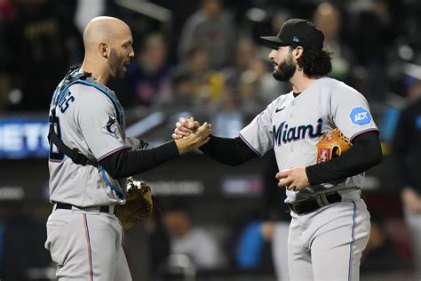 Marlins pull even with Cubs for final NL wild card by beating Mets 4-2 for doubleheader split