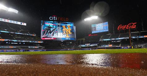 Marlins rally in 9th inning to take 2-1 lead over Mets before rain causes suspension
