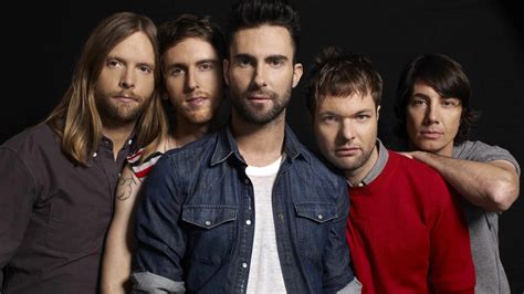 Maroon 5 & Sara Evans Perform