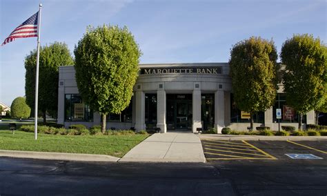 Marqutte bank. Some banks are open on Sunday, but the majority of banks are not. The most common situation in which certain banks are open on Sunday are those that maintain branches in grocery st... 