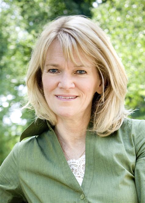 Martha raddatz young. Raddatz was raised by a single mom after her father passed away just shy of her third birthday. “My mother always said she was born 20 years too early,” Raddatz said. “She worked as a secretary and she … 