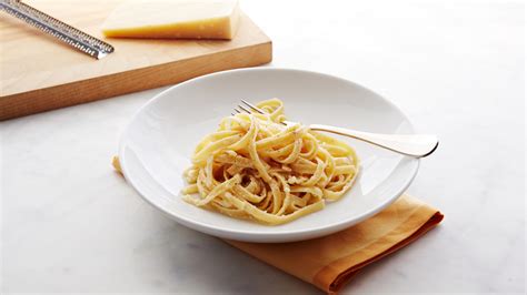 Martha stewart fettuccine alfredo. Generously dust strands of fettuccine with "00" flour and gently shake to separate. Curl batch into a nest and place it on prepared baking sheet. Repeat with remaining pasta sheets. Let dry 20 to 30 minutes at room temperature. If not using right away, cover sheet with plastic wrap and refrigerate up to 24 hours. 