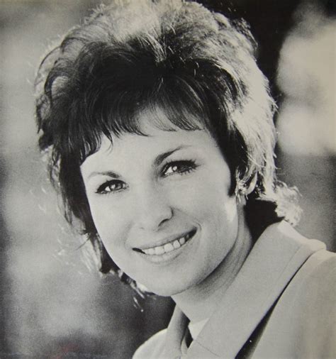 Marva - In 1980 nam zangeres Marva afscheid van het publiek met het liedje "Herinneringen".