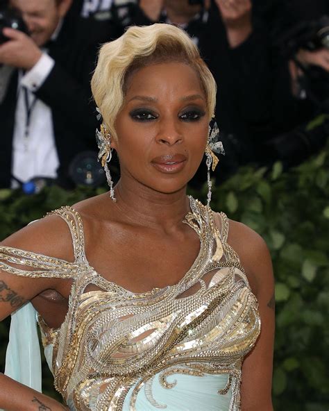 MARY J. BLIGE. The Queen of Hip-Hop Soul, Mary