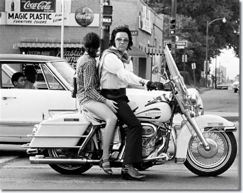 Elvis Presley dan Mary Selph pada tanggal 30 Juni 1972 mengendarai sepeda motor Harley-Davidson FLH Electra-Glide tahun 1971 di Memphis di sudut South.... 