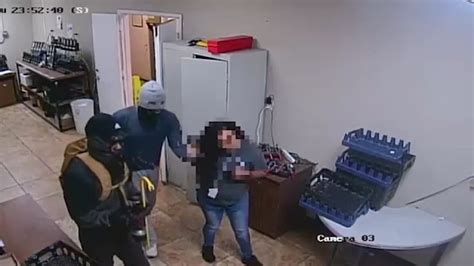 Masked robber surprises St. Louis Pi Pizzeria employee