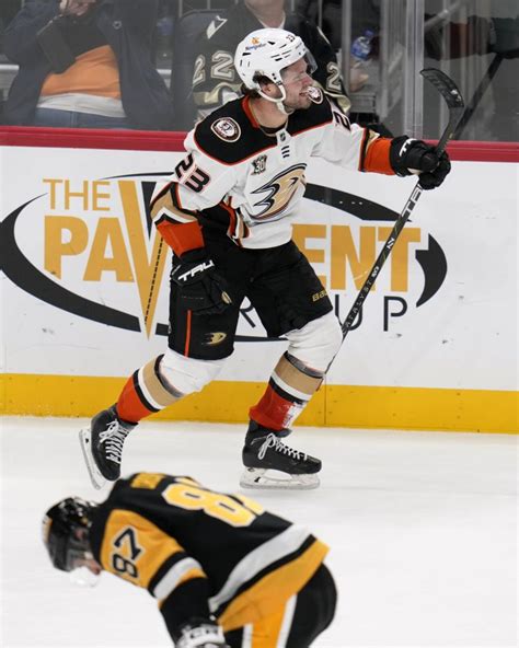 Mason McTavish scores in the final seconds to lead the Ducks over the Penguins 4-3