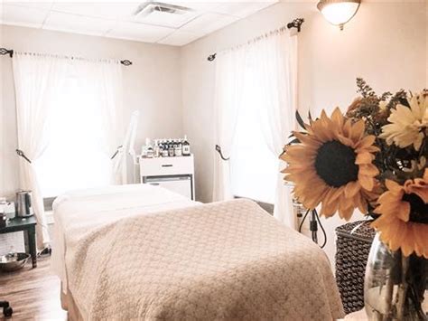 A massage therapist needs a license to practice, which can be obtained after a training program. Massage therapists can work for a spa, clinic, or in private practice. Please call Melanie Blinstrub at (603) 960-1111 to schedule an appointment in Plymouth, NH or to get more information.. 