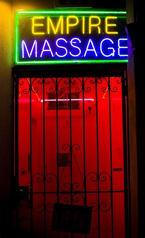 Massage sf. Pain Management - Pain management can include medications, surgery, acupuncture, massage therapy or a combination of approaches. Read about options for pain management. Advertiseme... 