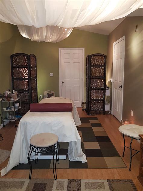 Massage studio. Keeping Your Health in Mind. Performance Health Massage Studio provides clients with massage services from a professional, knowledgeable, and experienced licensed massage therapist. Massage services include therapeutic, medical, sports, deep tissue, pregnancy, and hot stone massage. 