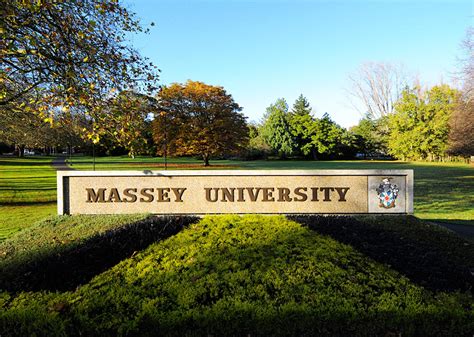 Tentang Massey University, New Zealand. Massey University, New Zealand tak hanya membantu siswa untuk membentuk masa depan mereka, namun juga membantu membentuk masa depan New Zealand dan dunia. Dengan lebih dari 30% siswa level postgraduate, membuat penemuan terdepan dunia adalah bagian dari kehidupan sehari-hari.. 