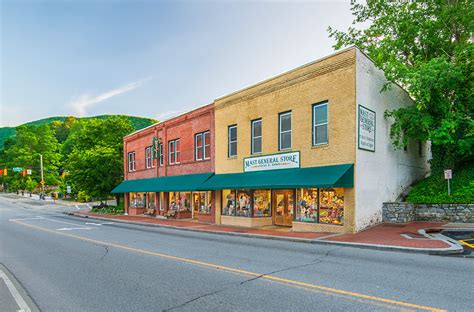 Mast general store boone nc. KING STREET. Historic downtown Boone is where visitors and locals, alike, gather over locally-roasted coffee, peruse the shelves of a centuries-old general store, meet up for a movie at the historic Appalachian Theatre, and listen to the sounds of many genres flowing into King Street.On the first Friday of each month excluding January, downtown … 