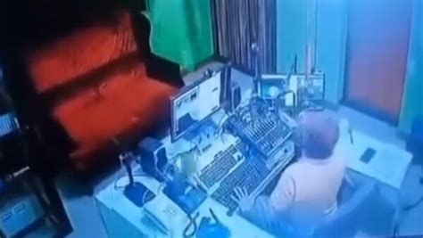 Matan a tiros a un locutor de radio filipino mientras transmitía en vivo en su casa